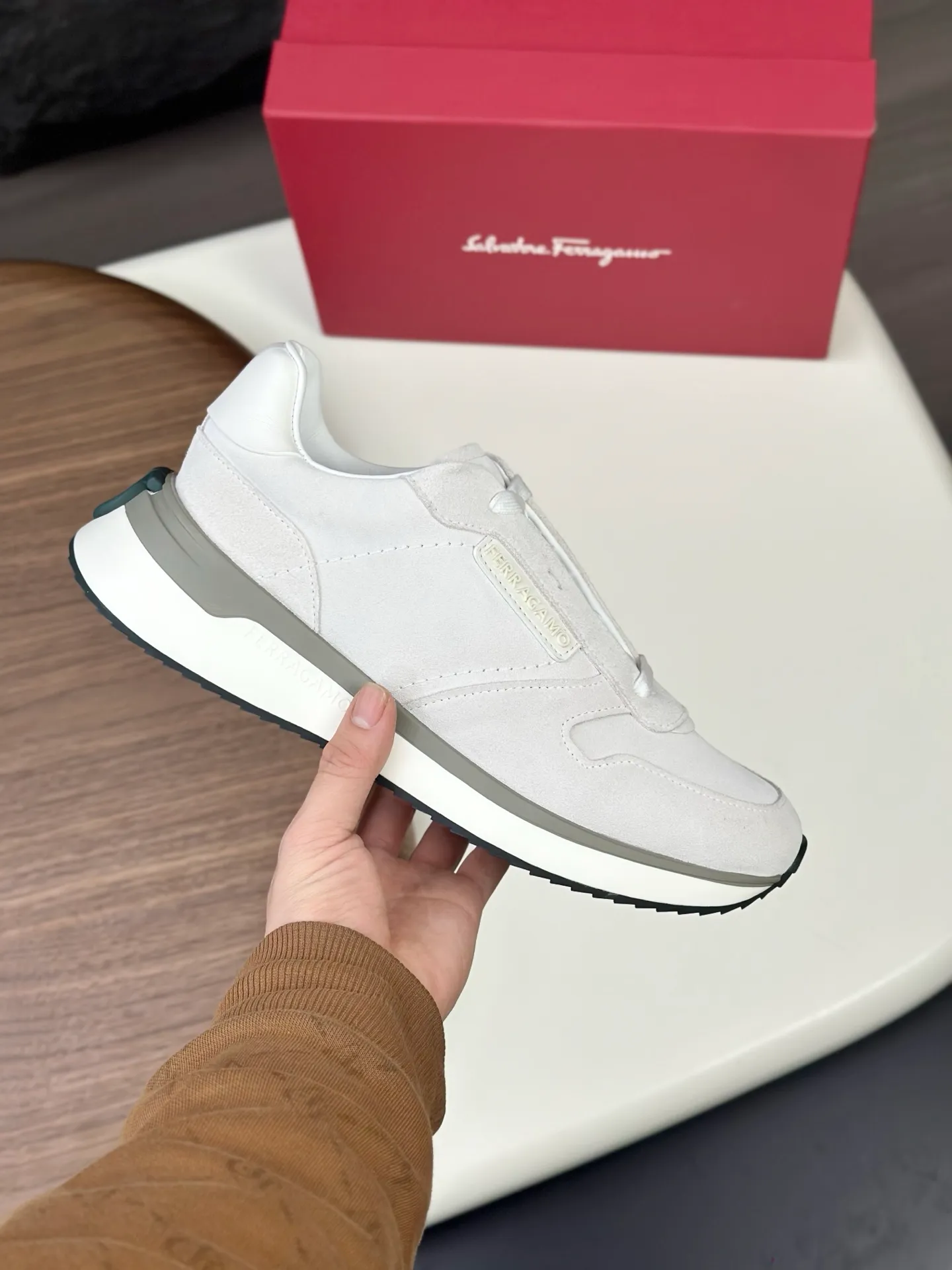 [Ferragamo] Top P: 820💰 Number of yards: 39~44 (38.45 custom-made, non-refundable) Top purchasing agent 🇮🇹 Ferragamo men's casual shoes series, the counter sells the original configuration at the same time, Italian imported cowhide fabric, high-quality splicing technology, imported water-dyed cow lining , Soles: Original foam soles are specially provided by the original factory, and the original factory follows the order. 🔍High quality can be entered and exited the counter at will. Welcome to compare and synchronize with the counter.